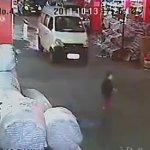 Menina de 2 Anos é Atropeda por 2 Carros e Ignorada por Transeuntes na China