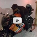 Morto, em Porto Rico, � Velado em Cima de sua Moto