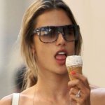 Alessandra Ambrósio Chupando um Delicioso Sorvete Alessandra Ambrósio Chupando um Delicioso Sorvete