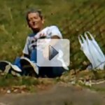 Homem B�bado Pagando Mico na Rua