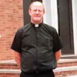 Padre Católico Rouba U$83.000 da Diocese para Satisfazer Vício com Pornografia Padre Católico Rouba U$83.000 da Diocese para Satisfazer Vício com Pornografia