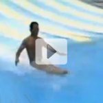 Japones Fazendo Aquaplanagem na Piscina