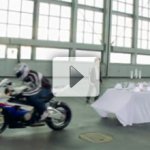 Truque da Toalha de Mesa Feito com Moto