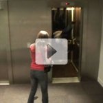 Homem Vestido de Morcego Assusta Pessoas