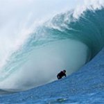 Mulher Mostra que Surf Não é Só para Homens