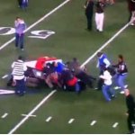 Carrinho Desgovernado Atropela Pessoas em Jogo da NFL Carrinho Desgovernado Atropela Pessoas em Jogo da NFL