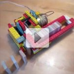Engenhoca Para Enfileirar Domin�s Feita de LEGO