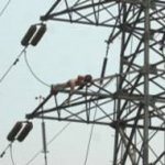 Mulher Pelada Sobe na Torre de Eletrecidade e Fica Inconsciente Mulher Pelada Sobe na Torre de Eletrecidade e Fica Inconsciente