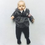 Artista Veste seu Beb� como Ditadores