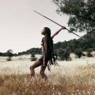 Naomi Campbell Ã© Guerreira em Ensaio FotogrÃ¡fico