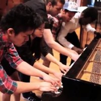 Daft Pianists - 5 Tocando Piano ao Mesmo Tempo
