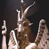 Conheça os Códigos Ocultos na Polêmica Escultura de 'Templo Satânico' nos EUA