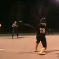 Dando Headshot em Jogo de Baseball Feminino