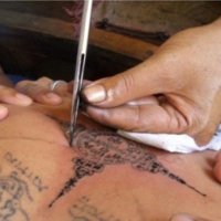 Homem É Preso ao Testar 'Tatuagem à Prova de Balas' em Clientes