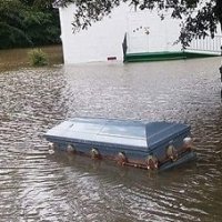 Enchente Atinge Cemitérios e Caixões Boiam Pela Cidade