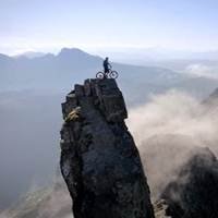 Ciclista Realiza Desafio Mortal Descendo Enorme Penhasco na Escócia