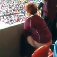 Mulher Faz Xixi na Arquibancada de Estádio
