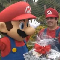 Fã Usa Fantasia do Mario Bros por 1 Mês para Ganhar Video-Game