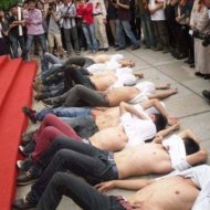Estudantes Ficam Nus em Protesto na China