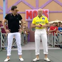 Pitbull e Jimmy Fallon Jogam o Famoso Beer Pong em Springfield