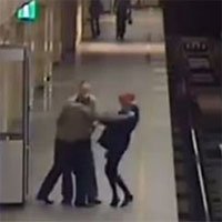 Homem Empurra Mulher Nos Trilhos do Metrô