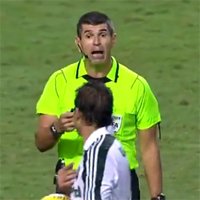 Juiz Tira Sarro de Rafael Moura por Causa da Bola da Final do Campeonato Carioca