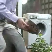 Jogando um Tijolo na Máquina de Lavar Ligada