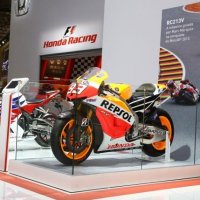 Honda Expõe Moto de Marc Marquez no Salão do Automóvel