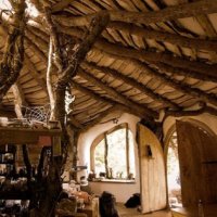 Homem Constroi sua Própria Casa de Hobbit