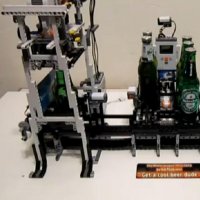 Máquina Feita com Lego Abrindo Garrafa de Cerveja
