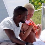 Fotos da Namorada de Kanye West Fazendo Topless