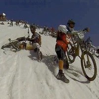 Corrida de Bikes Radical Descendo a Montanha de Neve