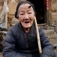 Mulher Chinesa Desenvolve Chifre