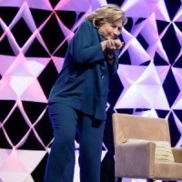 Hillary Desvia de Sapato Voador Durante Discurso em Las Vegas