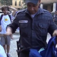 Policial Revista Mochila de Manifestante e Acaba Levando Choque