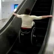 Como Não descer a Escada Rolante em Cadeira de Rodas