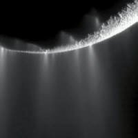 Lua de Saturno Pode Conter Lago 'Oculto'