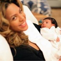 Beyoncé e Jay-Z Divulgam as Primeiras Fotos de Blue Ivy Carter