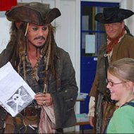Johnny Depp Visita Escola para Fazer Surpresa a Aluna