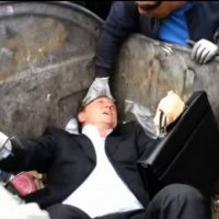 Deputado é Jogado no Lixo Por Manifestantes da Ucrânia