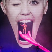 Assistente de Palco Processa LÃ­ngua de Miley Cyrus