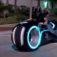 Fantástica Versão Real da Moto Light Cycle do Filme 'Tron'