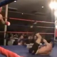 Lutador se Nocauteia Durante Luta de Kick Boxing