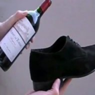 Como Abrir uma Garrafa de Vinho com um Sapato