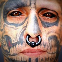 Tatuador que Pintou o Olhos de Preto Diz que Chorou Tinta Por Dois Dias