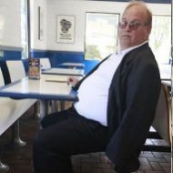Homem Processa Rede de Fast-Food Porque Não Cabe nos Assentos