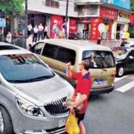 Civil Interrompe Trânsito e 'Multa' Veículo Militar na China