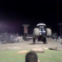 Monster Truck Perde Controle Mas Consegue Evitar Tragédia