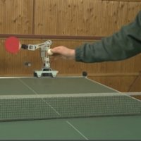 Robô Incrível Jogando Ping Pong