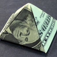 A Manjada Pirâmide Financeira Está de Volta